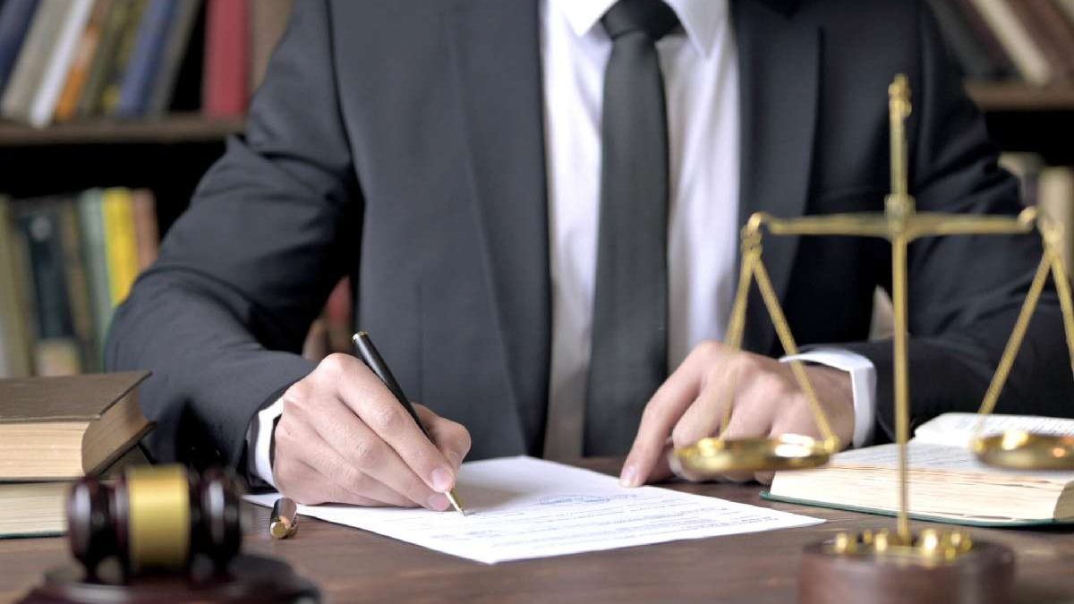 When You Need Legal Help: Signs It’s Time to Hire a Lawyer